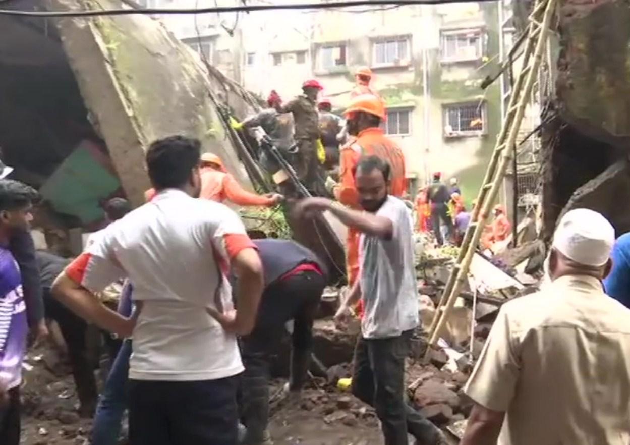 Srušila se zgrada u Indiji, desetine poginulih, mnogi zarobljeni ispod ruševina