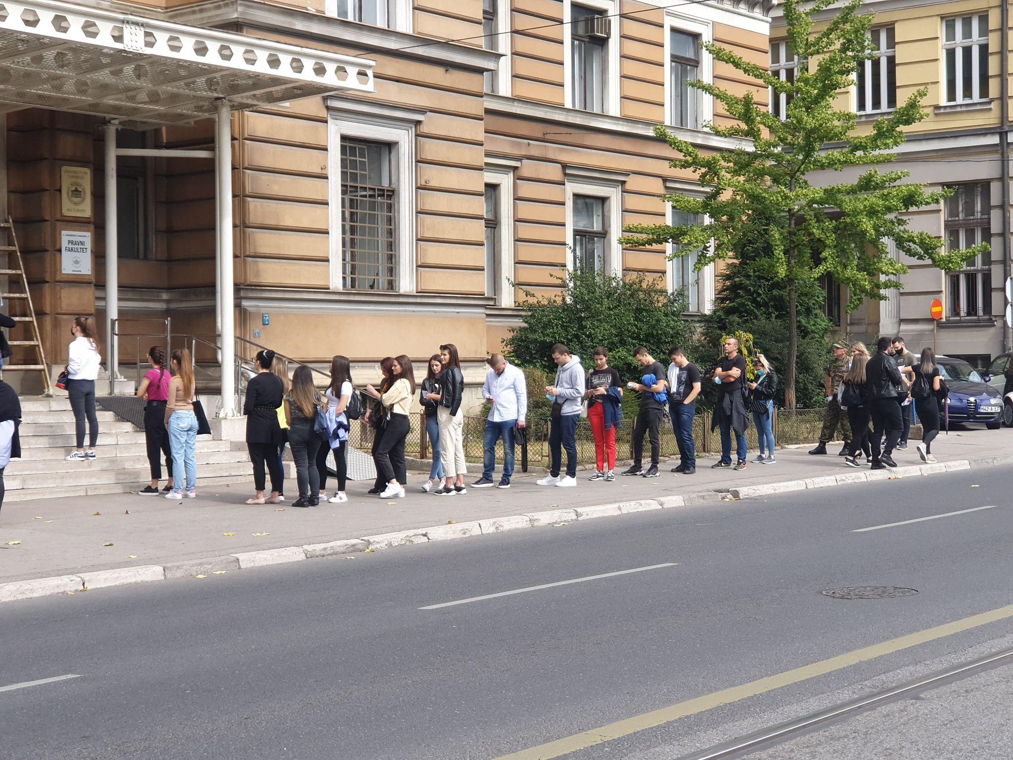Redovi ispred prostorija sarajevskog Univerziteta, studenti pohrlili po upisni materijal