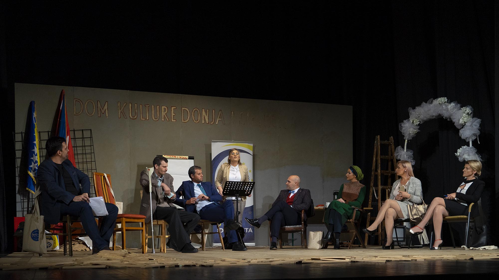 Po završetku predstave, druženje je nastavljeno u foajeu Narodnog pozorišta Mostar - Avaz