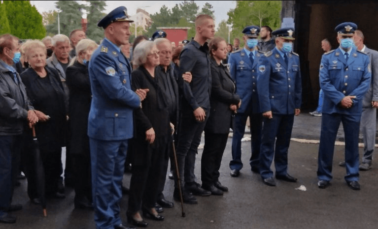 Stotine ljudi na sahrani stradalog pilota Dejana Krsnika