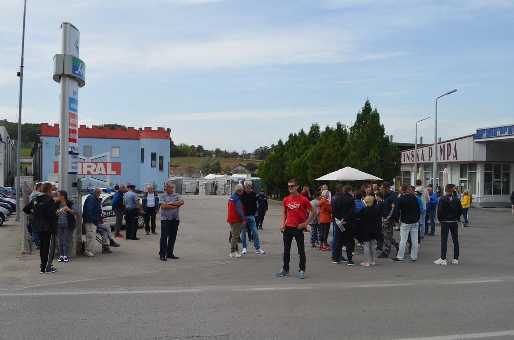Nezadovoljni građani protestirali ispred migrantskog kampa „Miral“, traže da se zatvori