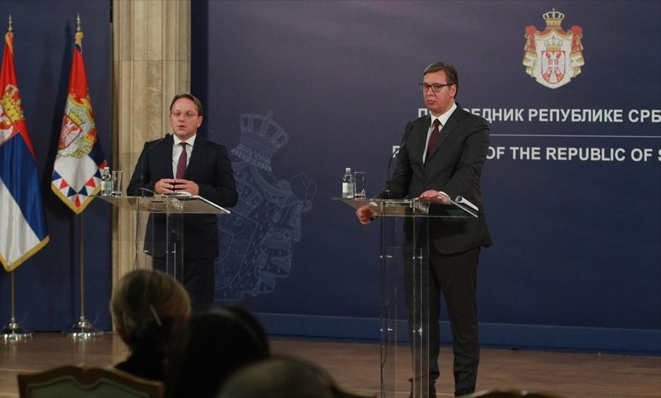 Vučić nakon sastanka s Varheljijem: Zahvalni smo Evropskoj uniji na podršci i pomoći