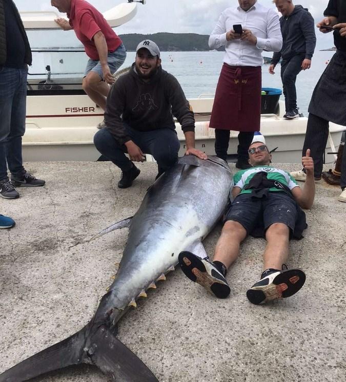 Ribari u Budvi ulovili tunu od dva metra i 170 kila