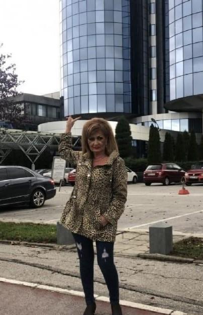 Živopisna pojava: Vesna Nikolić uslikana jučer ispred ''Radon Plaze'' - Avaz