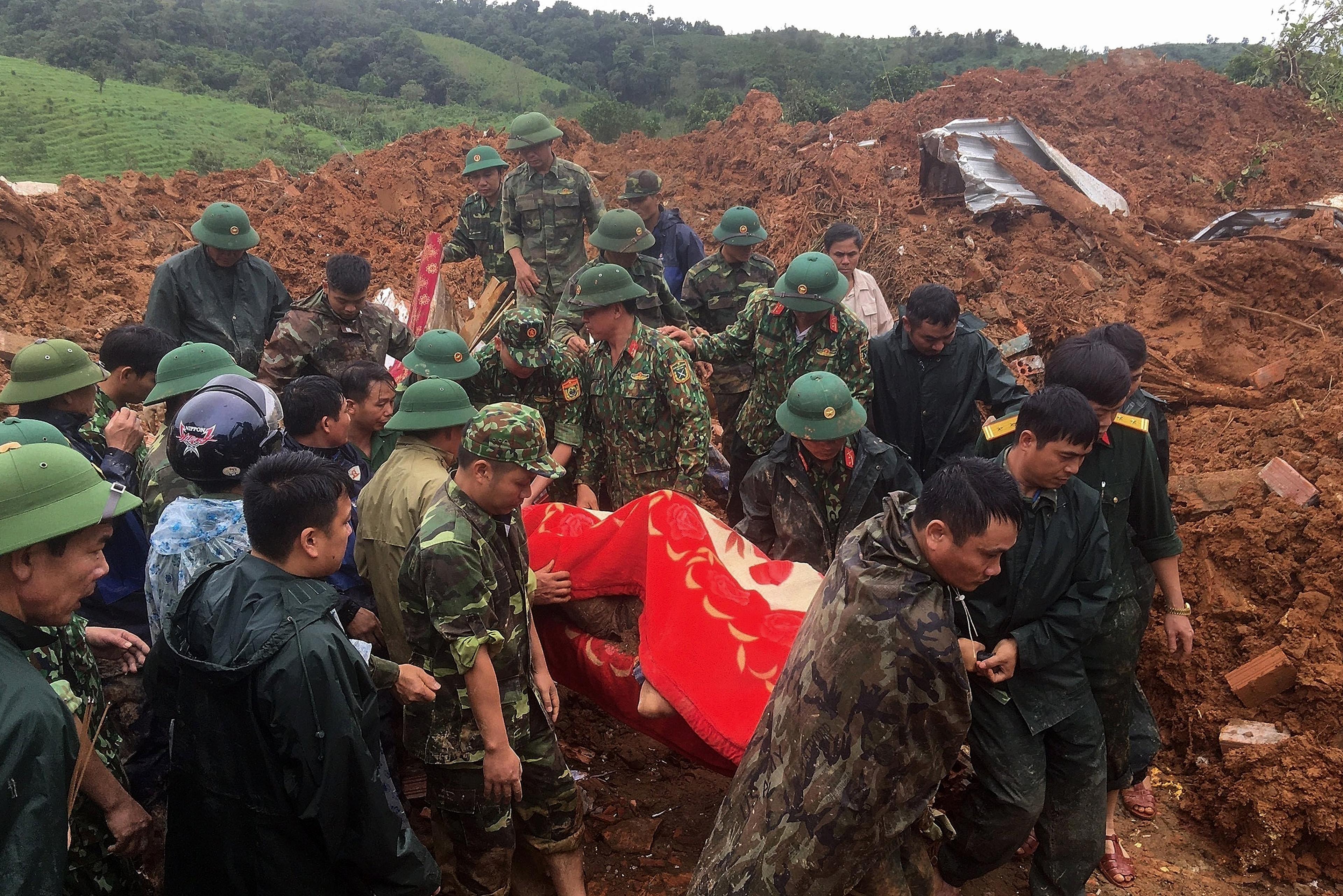 U klizištu u Vijetnamu stradale tri osobe, 22 nestale