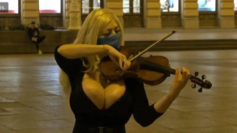 Zanosna violinistica iz Zagreba na Trgu Bana Jelačića zagrijala građane hrvatske prestonice