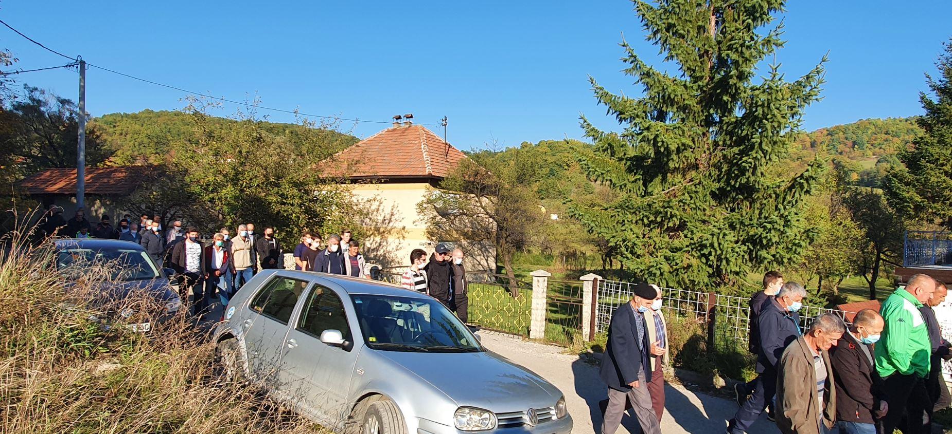 Dženaza na mjesnom mezarju u naselju Brnj - Avaz