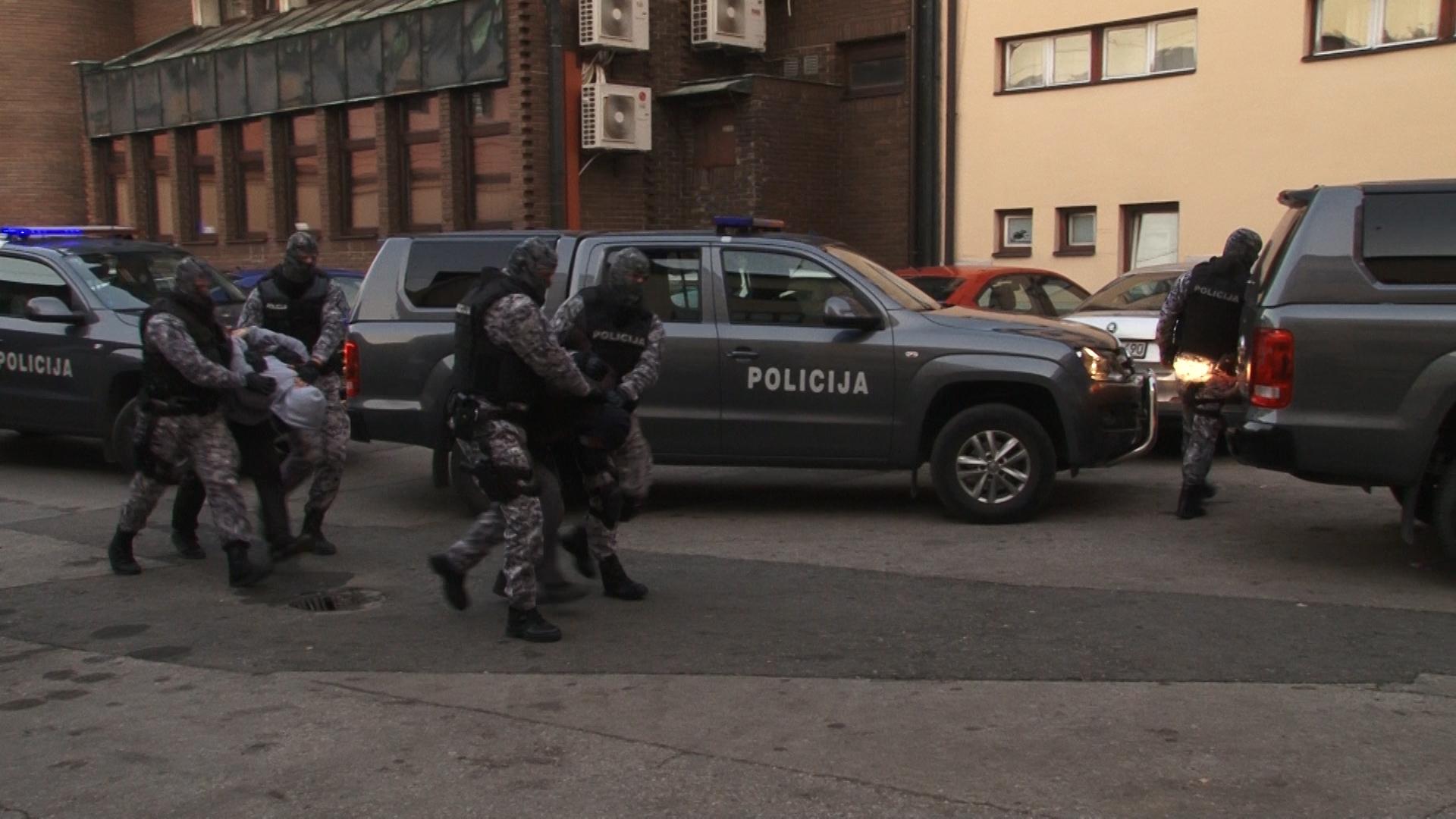 Velika akcija policije u tuzlanskom kantonu, izvršeni pretresi na 25 lokacija, uhapšeno 13 osoba
