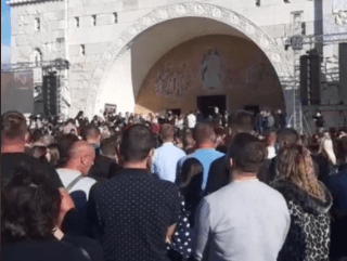 Vjernici se okupljaju ispred Hrama, dočekuju tijelo Amfilohija