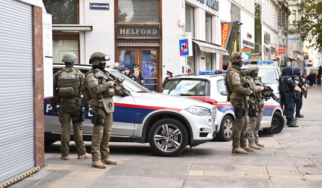 Tri osobe koje se dovode u vezu sa terorističkim napadom u Beču - Avaz