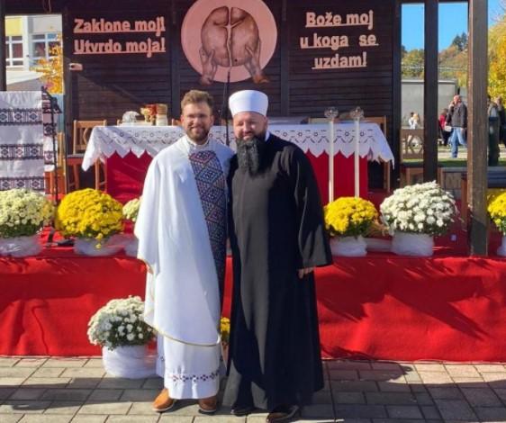 Imam Ahmetović poklonio Kur'an svećeniku Dediću: Bosna je bogata različitostima