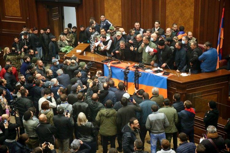 Demonstranti probili kordon policije i upali u zgradu Vlade Armenije