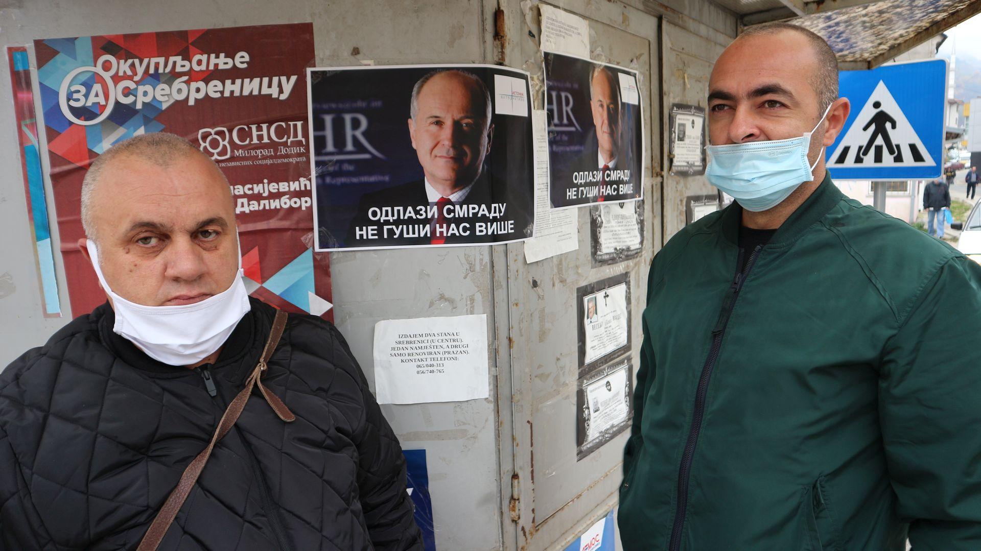 Plakate lijepili po ulicama Srebrenice - Avaz
