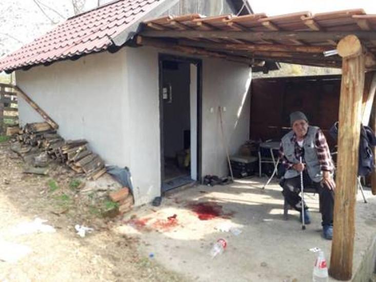Krvavi tragovi ispred kuće u kojoj je pucano na Nusreta Džanića - Avaz