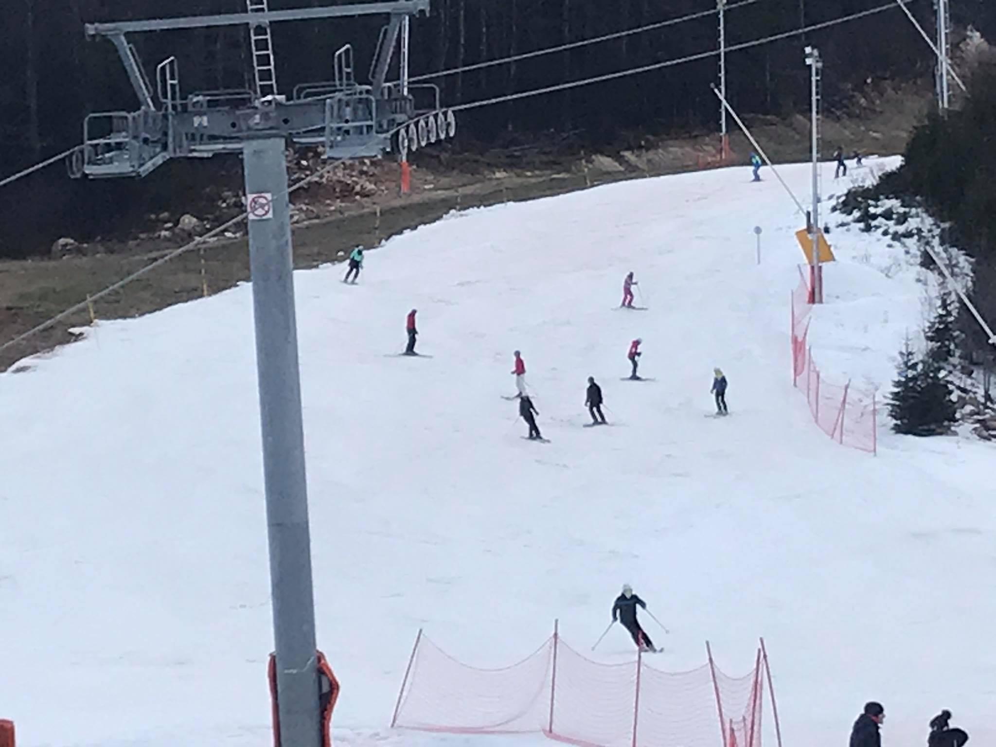 Skija se na vještačkom snijegu - Avaz