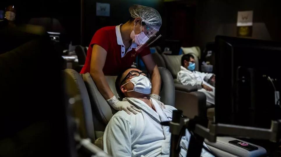 Hong Kong will ban evening dining in restaurants and close beauty and massage parlours in a bid to stem a fourth wave of coronavirus infections - Avaz