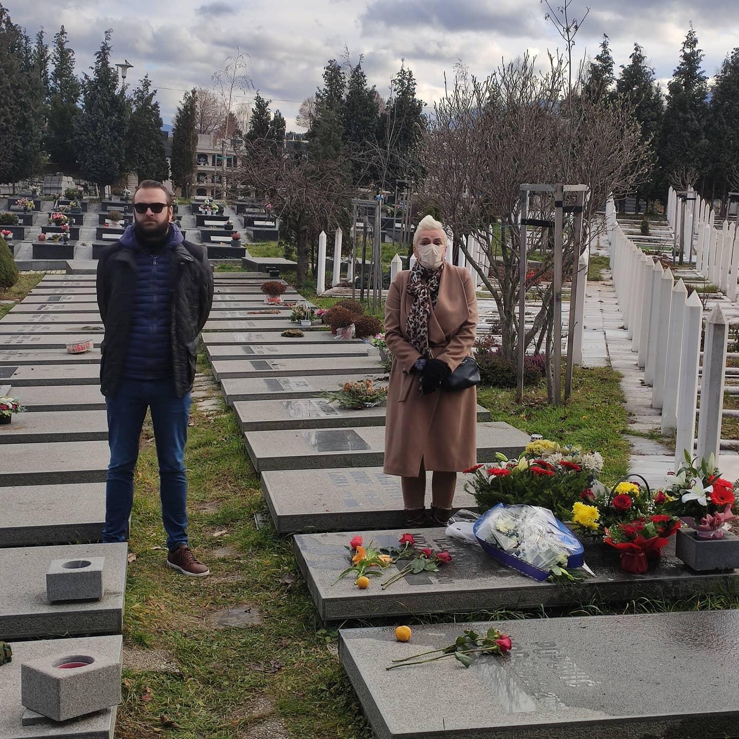 Članovi porodice, prijatelji i poštovaoci Mirze Delibašića položili cvijeće na njegov grob: Svi smo sanjali da letimo k'o Kinđe