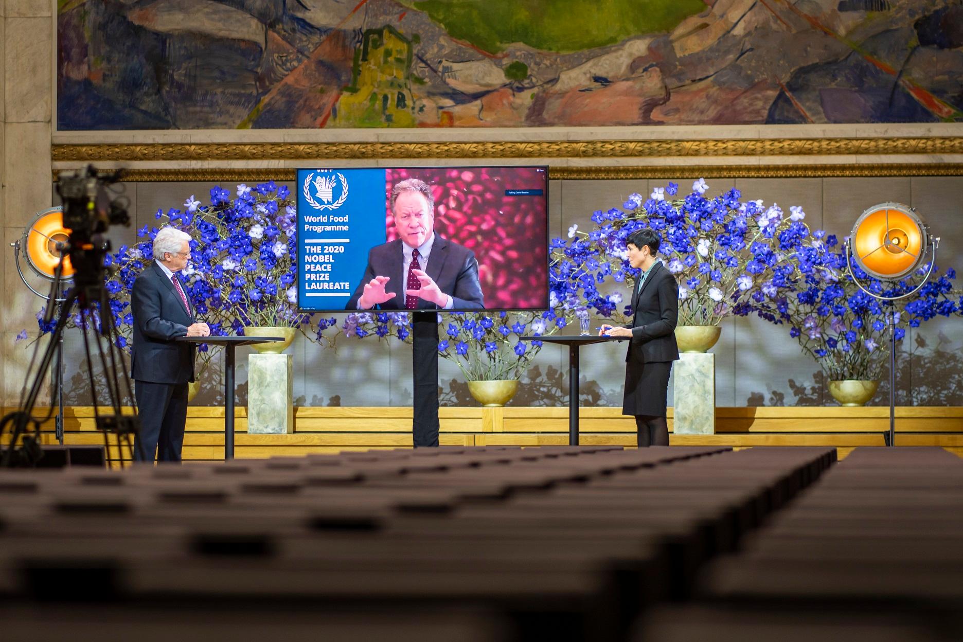 This year's Nobel Peace Prize laureates, CEO of the World Food Program WHO, David Beasley, speaks with Foreign Minister Ine Eriksen Soreide and moderator Christian Borch during the Nobel Peace Prize Forum - Avaz