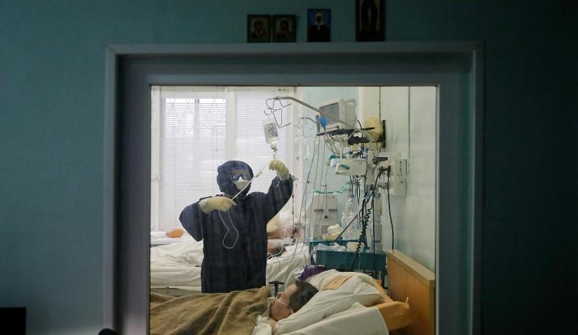 A medical specialist wearing protective gear takes care of a patient at the intensive care unit of the Vologda City Hospital Number 1, where patients suffering from the coronavirus disease (COVID-19) are treated - Avaz