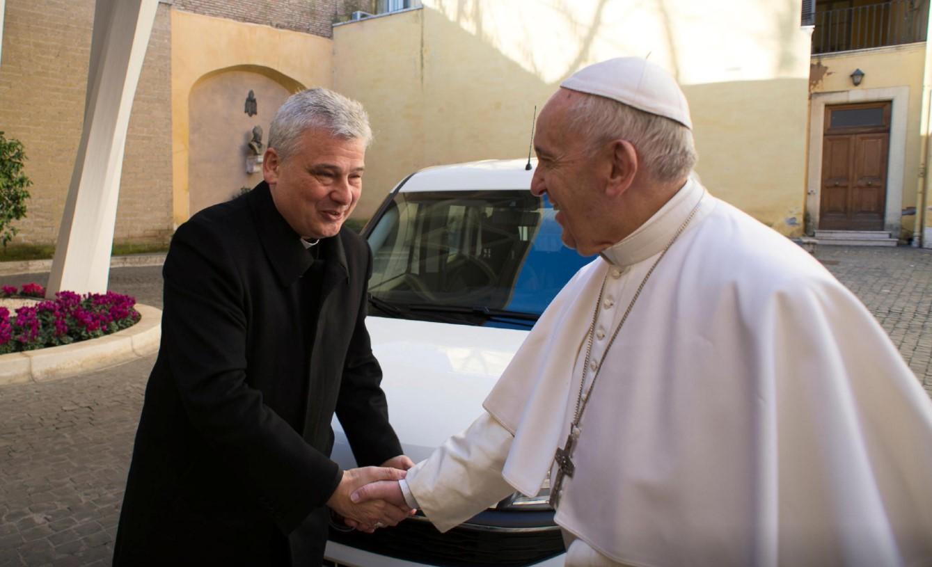 Pope Francis shakes hands with Cardinal Konrad Krajewski, Papal Almoner, as he arrives to bless a car donated to The Office of Papal Charities (Elemosineria Apostolica), in Vatican, February 6, 2019. - Avaz