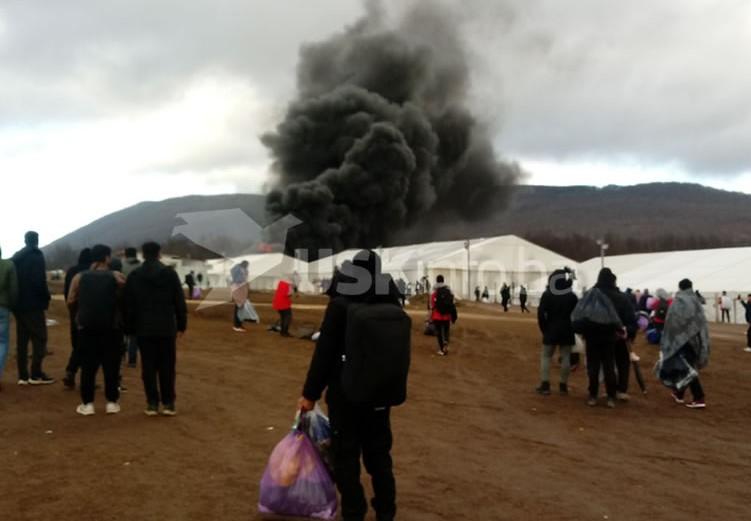 Gori šator u migrantskom kampu "Lipa"
