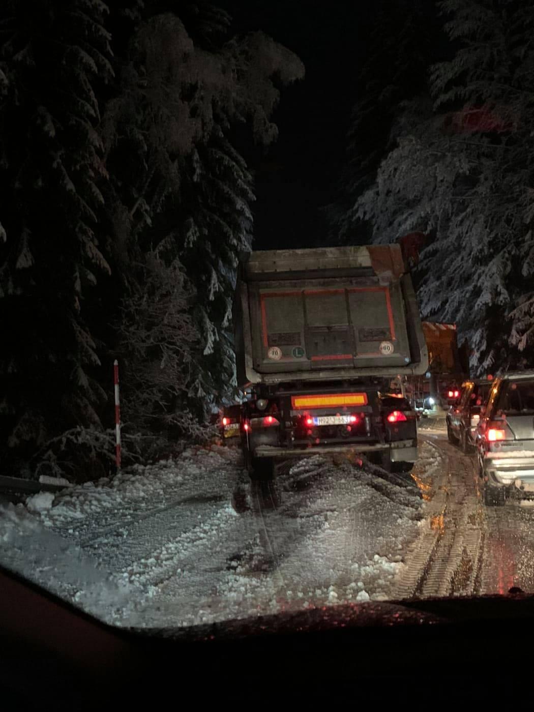 Snijeg izazvao haos na cestama, zimske službe opet zakasnile