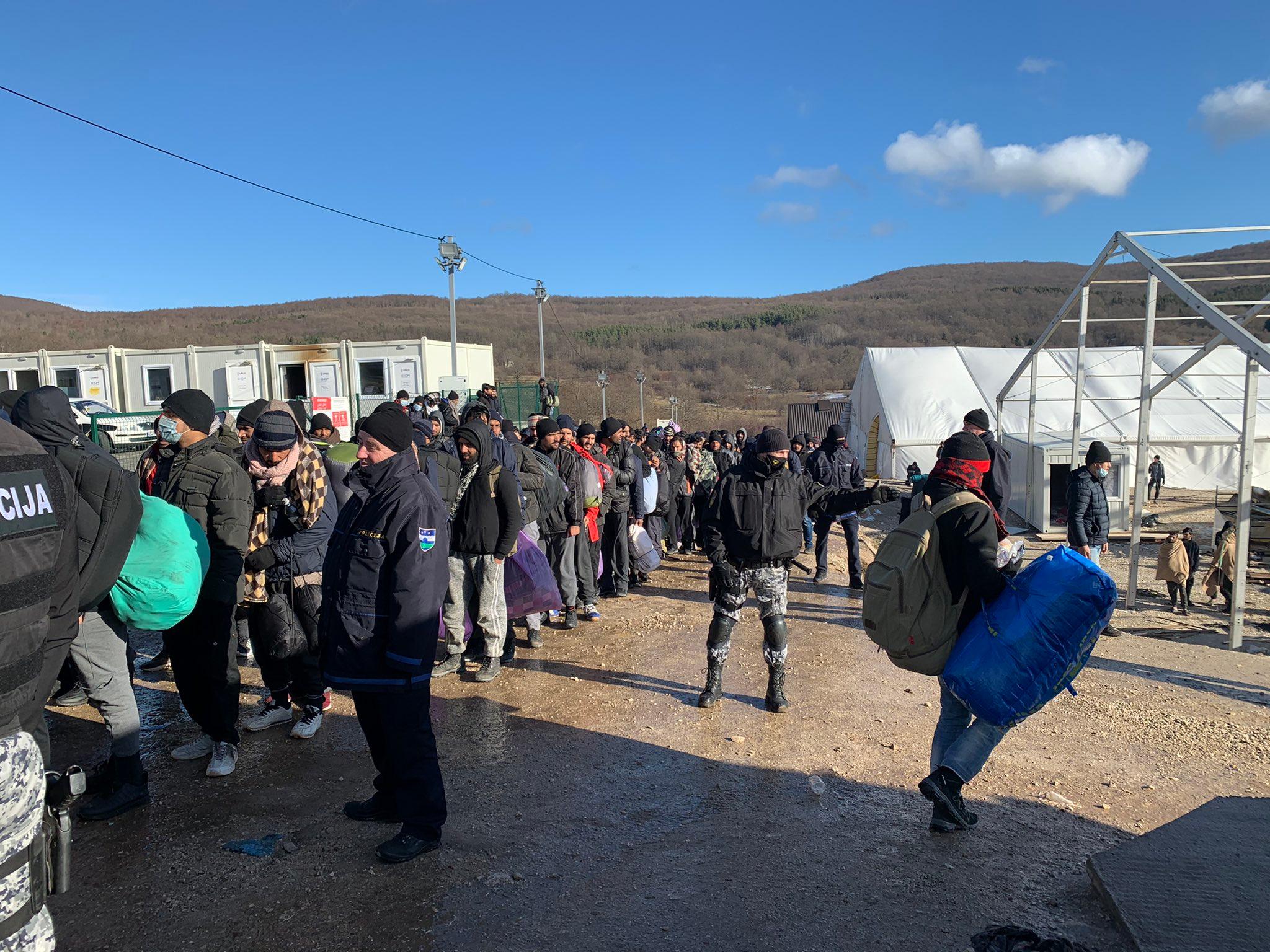 Počelo izmještanje iz kampa "Lipa": Tri grupe migranata već krenule na put
