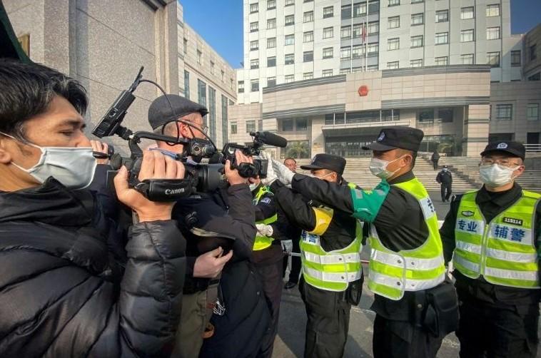 Police attempt to stop journalists from filming outside a Shanghai court where citizen journalist Zhang Zhan was tried for her early reports from Wuhan on Covid-19 - Avaz