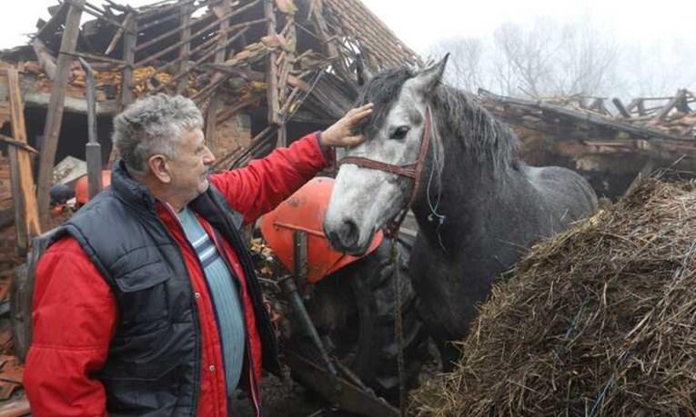 Toma Suknaić sa svojim voljenim konjem - Avaz
