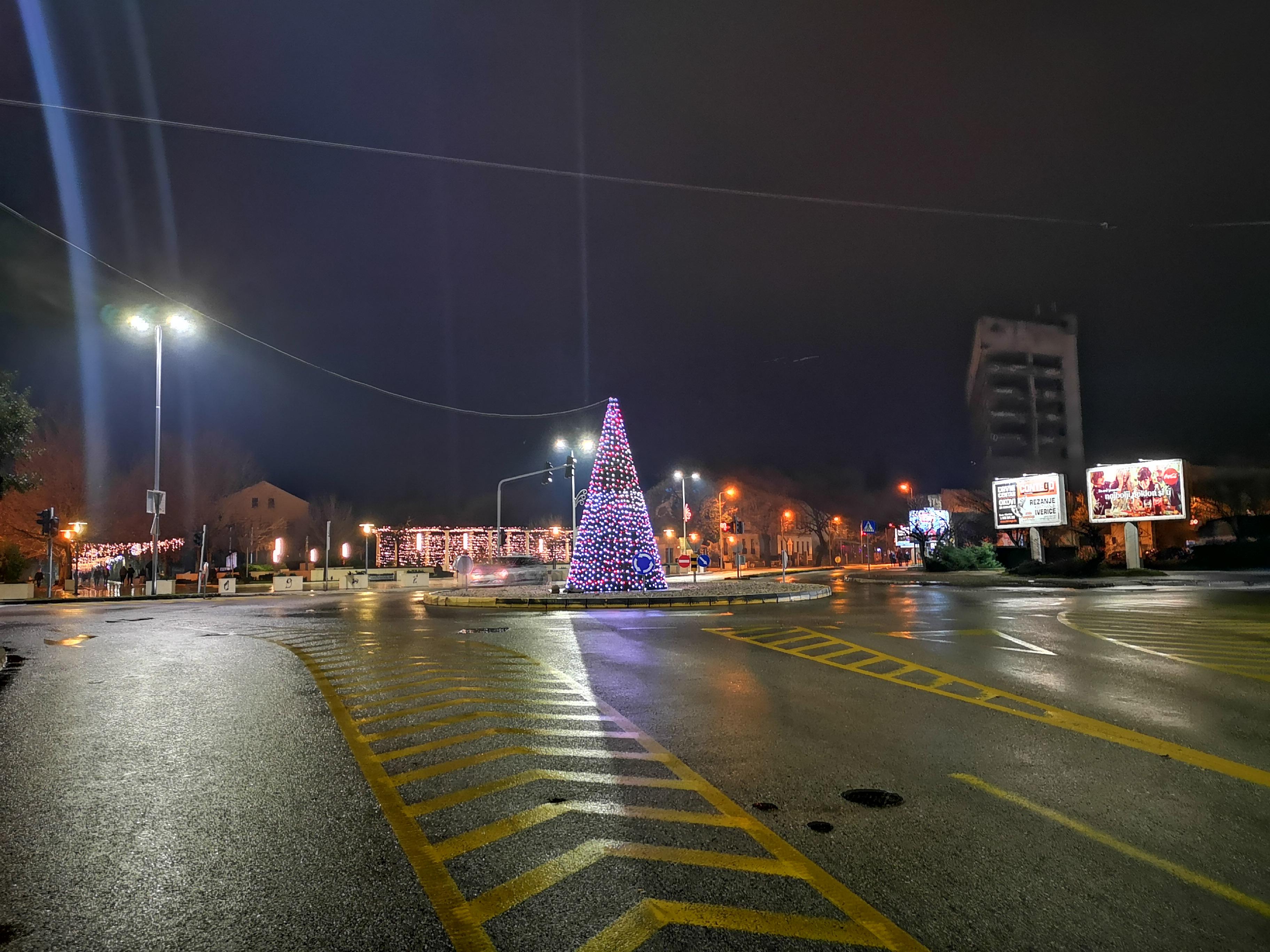 U Mostaru samo ukrašene ulice i trgovi odaju dojam da su praznici