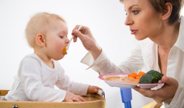 Nekoliko stavki koje će vam pomoći da prepoznate jede li beba dovoljno