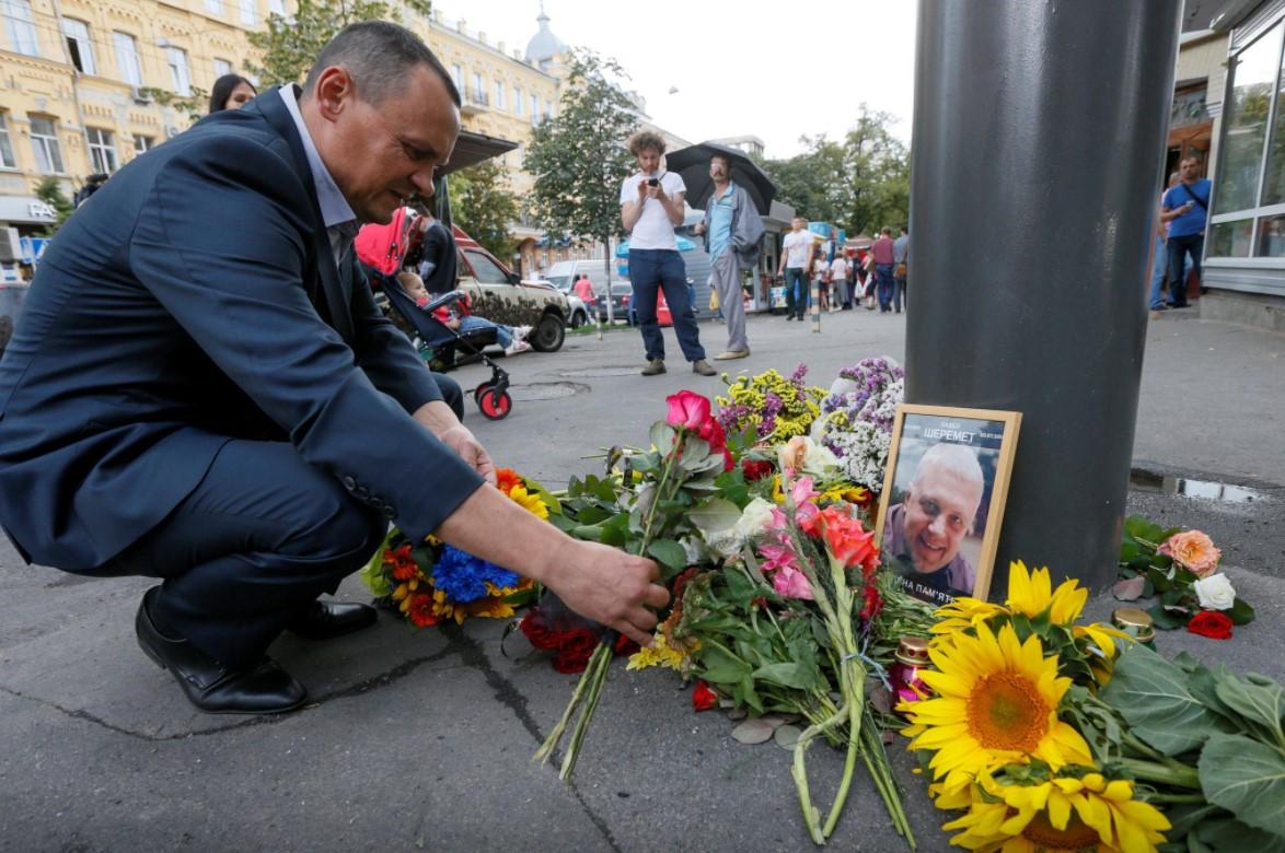 A man places flowers at the site where journalist Pavel Sheremet was killed by a car bomb in central Kiev, Ukraine, July 20, 2016. - Avaz