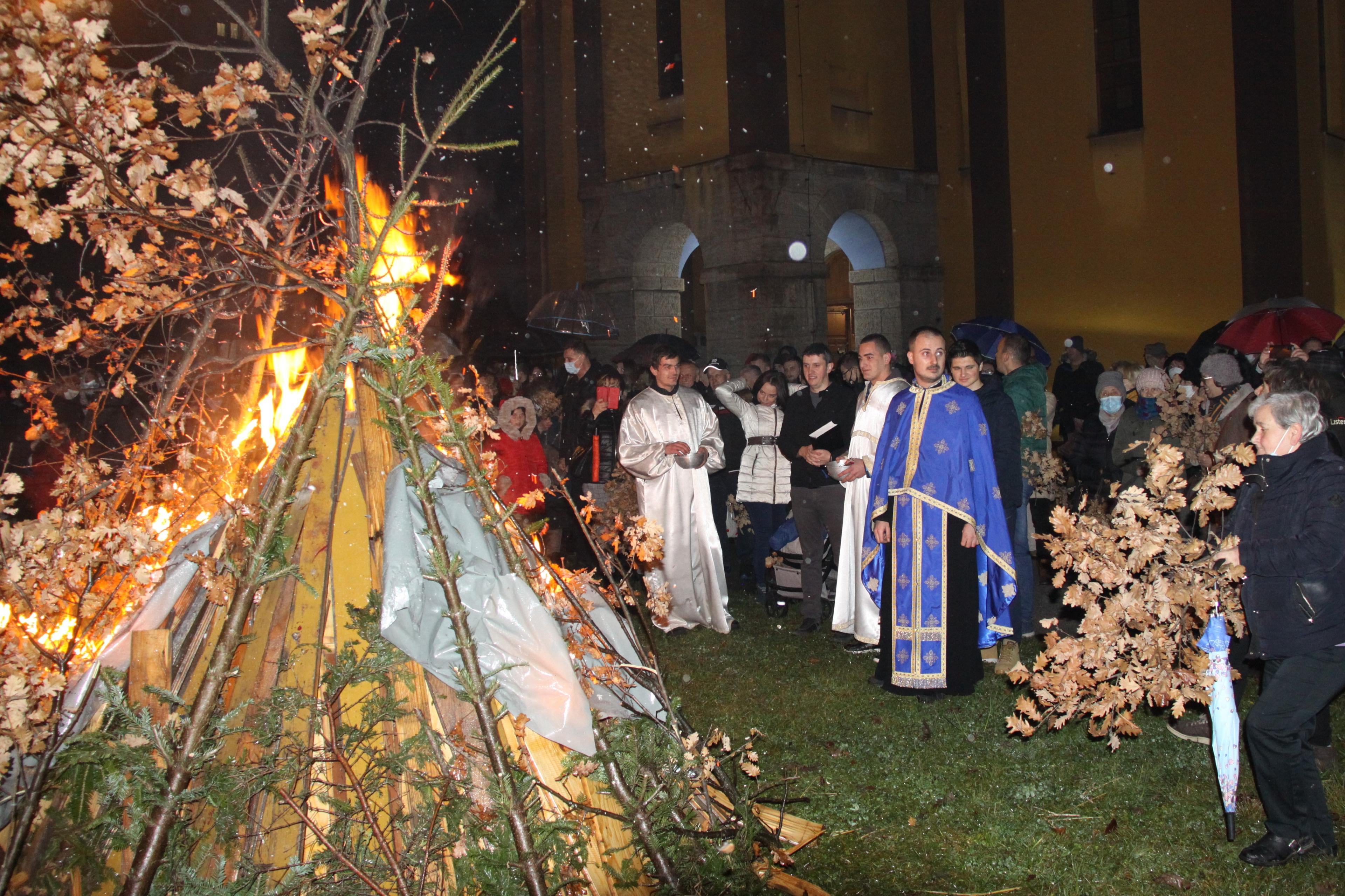 Badnjak večeras zasjao i u dvorištu crkve Rođenja Presvete Bogorodice u Zenici