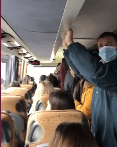 Velika gužva u autobusu, putnici primorani da dišu za vrat jedni drugima