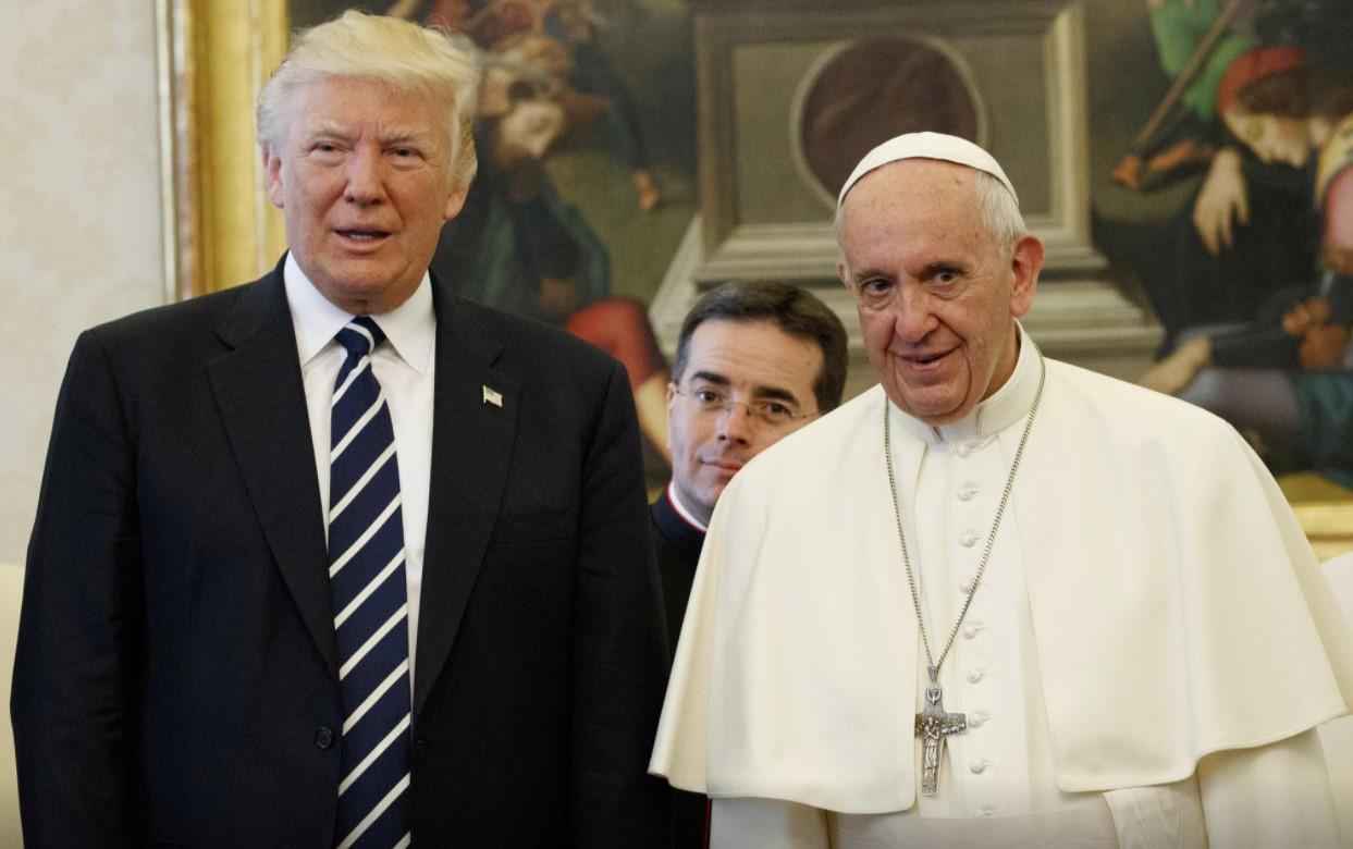 U.S. President Donald Trump and Pope Francis meet at the Vatican, May 24, 2017. - Avaz