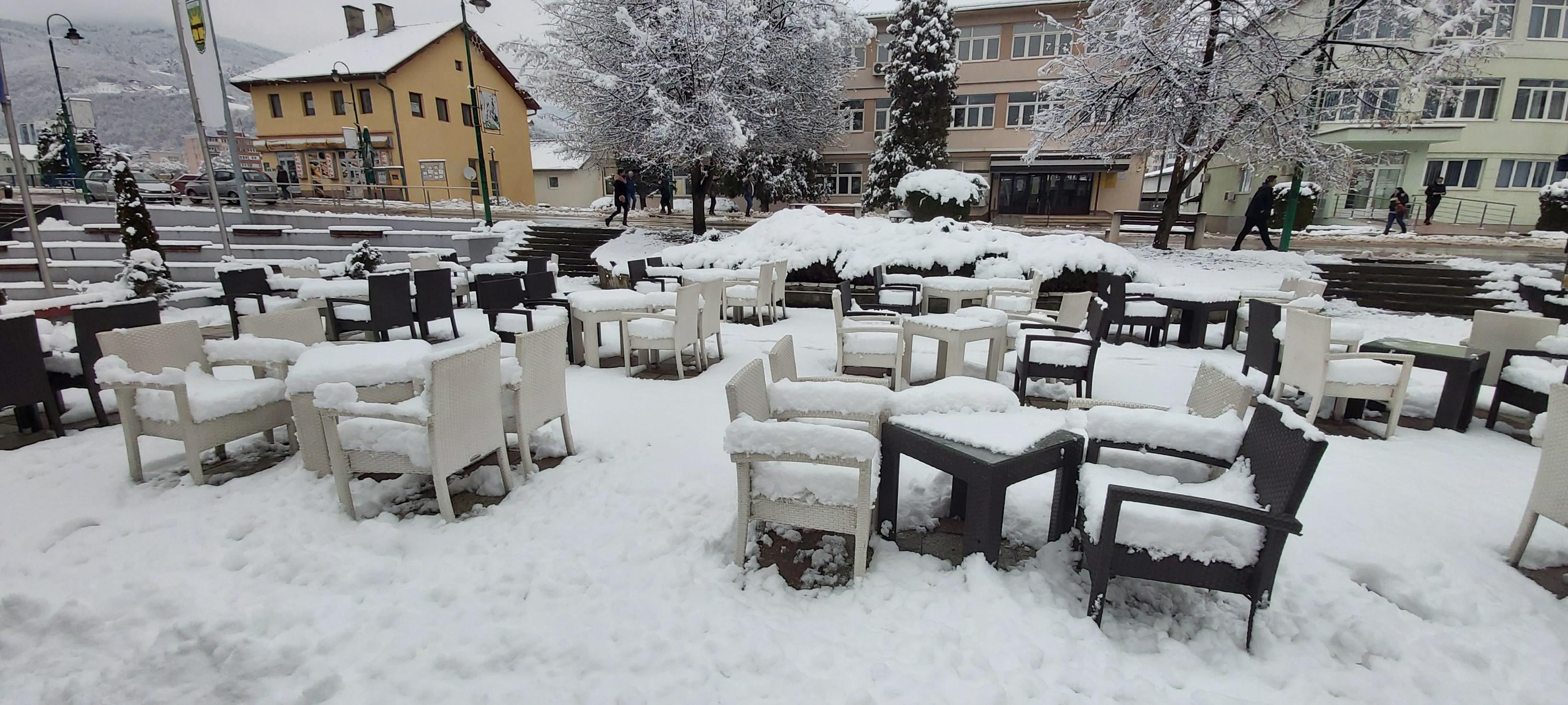 Snijeg zatrpao naselja, domaćinstva ostala bez struje
