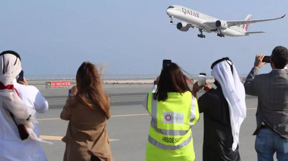 A Qatar Airways airplane takes off from Hamad International Airport near the Qatari capital Doha, on the first commercial flight to Saudi Arabia in three and a half years following a Gulf diplomatic thaw - Avaz