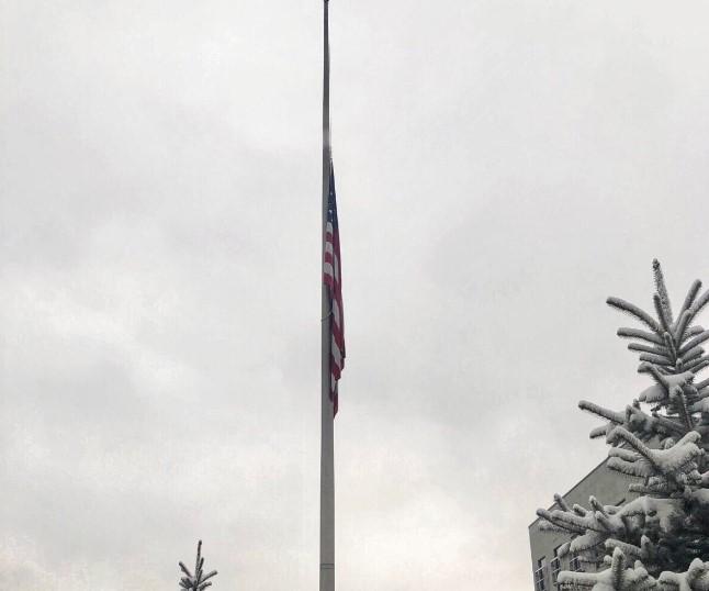 Ambasada SAD u znak poštovanja prema preminulim policajcima spustila zastavu na pola koplja