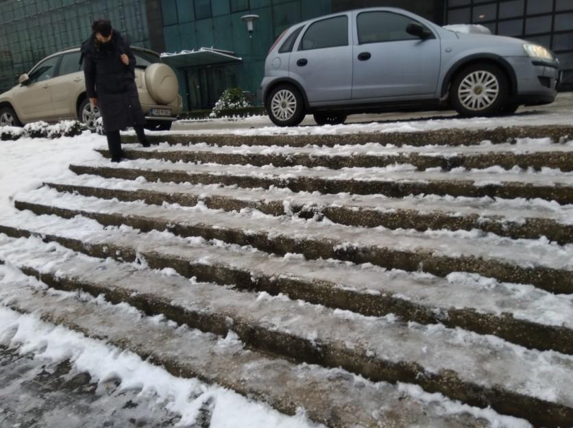 Slabo očišćene sarajevske ulice: Pješačke staze i trotoari okovani ledom