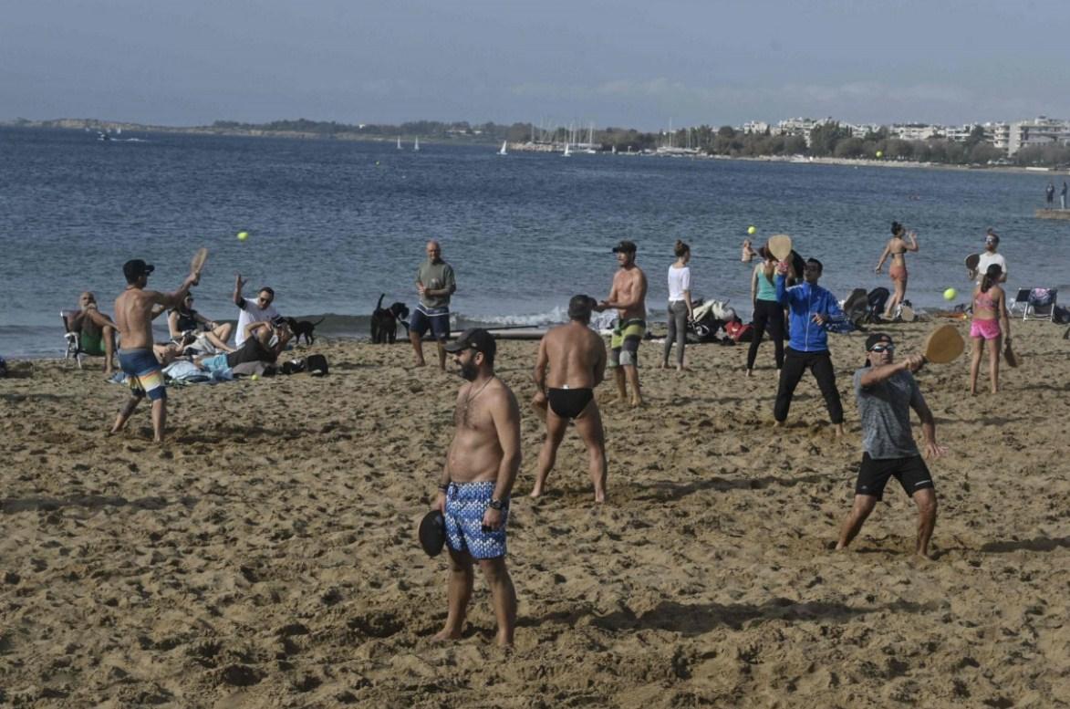 Dok se pola Evrope smrzava, Grci na plažama