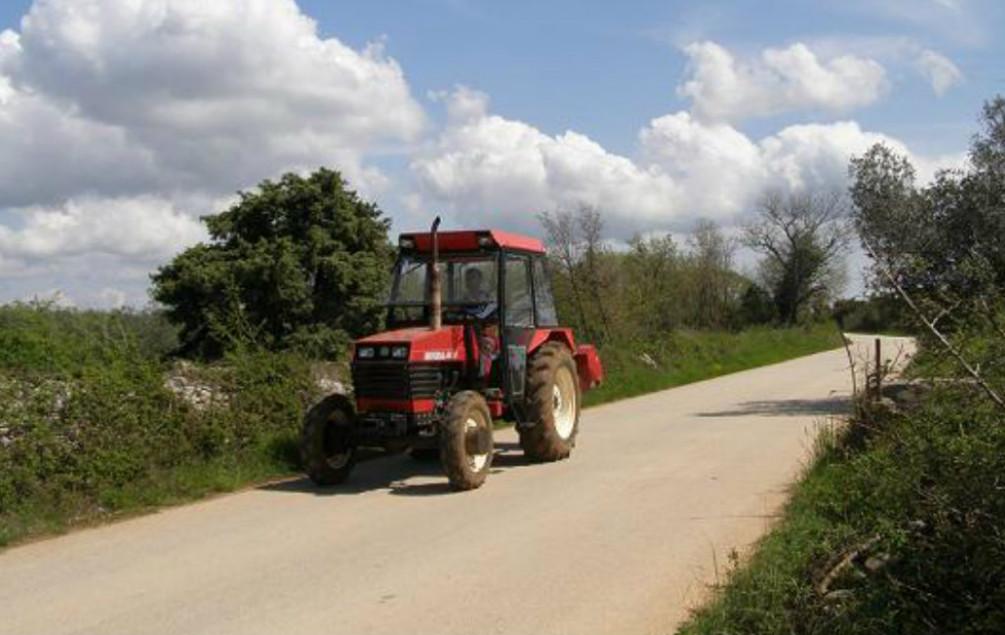 Traktorista prekršajno sankcioniran - Avaz