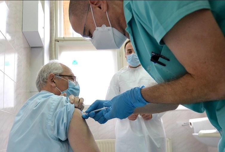 U Srbiji sutra počinje dobrovoljna vakcinacija, a u BiH vakcine nisu ni došle