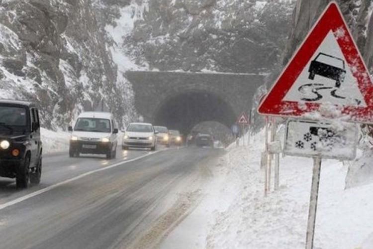 Vozači, oprez: U višim planinskim predjelima saobraća se otežano