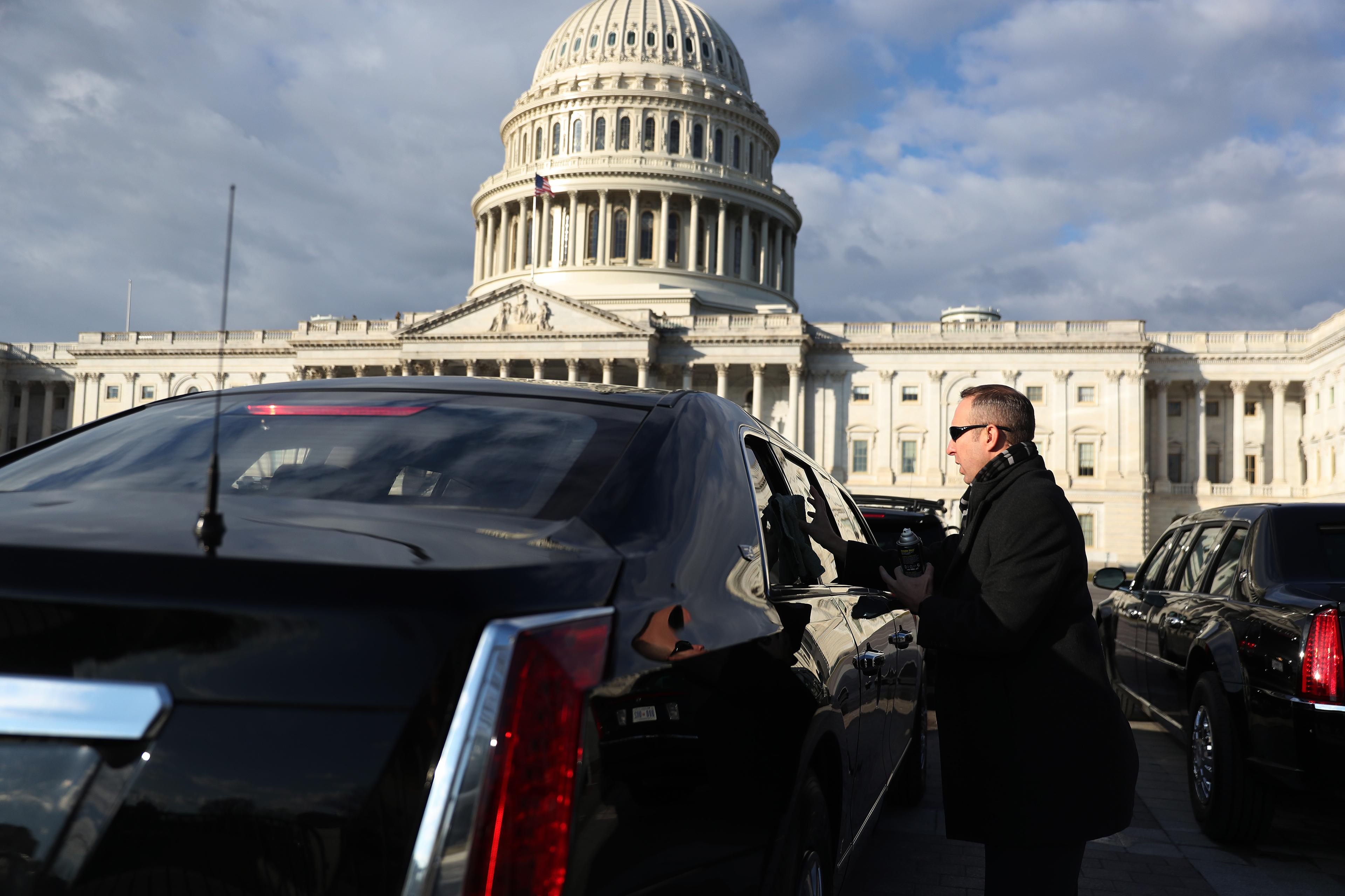 Ispred Kapitola se "šminka" predsjednička limuzina za Džoa Bajdena