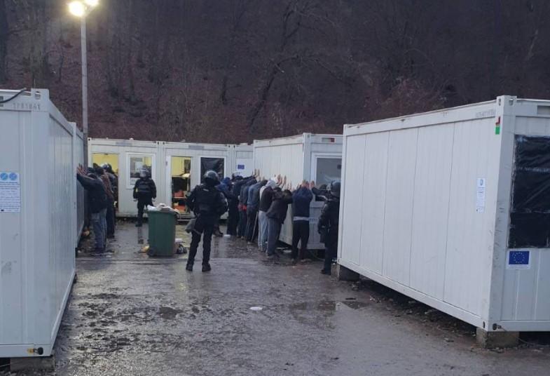 Izvršen pretres kampa u Blažuju, pronađene palice i noževi, 17 migranata će biti protjerano
