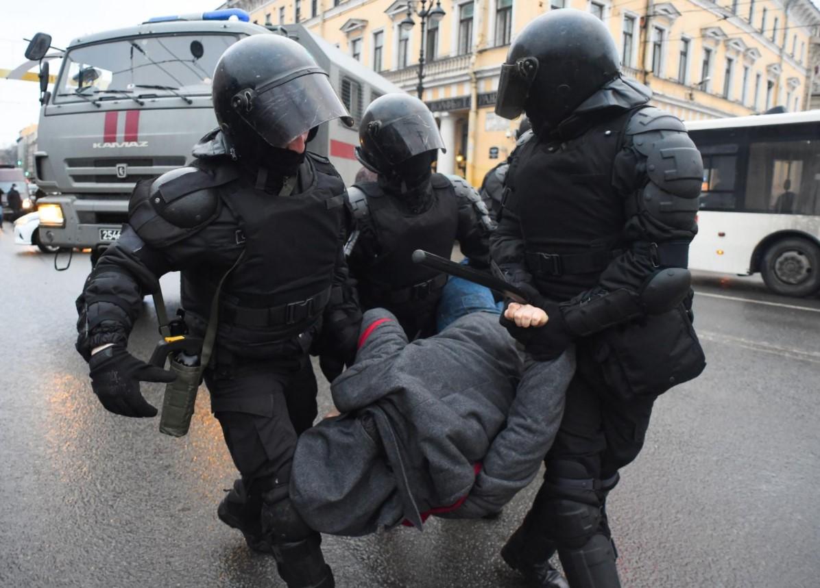 Uhapšeno stotine demonstranata - Avaz