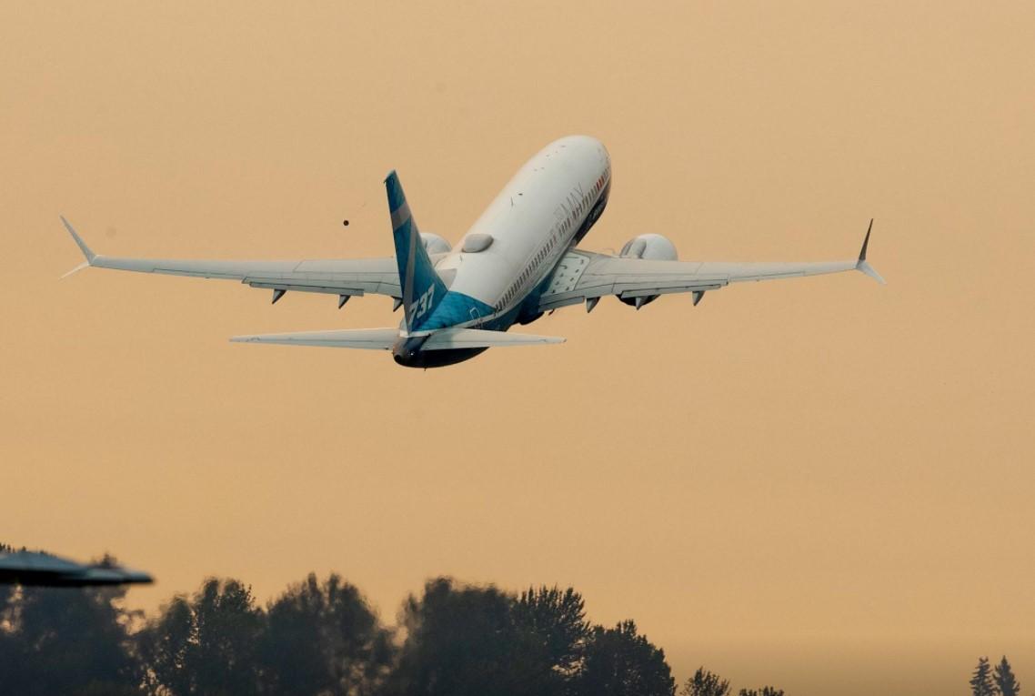 Federal Aviation Administration (FAA) Chief Steve Dickson pilots a Boeing 737 MAX aircraft on takeoff of an evaluation flight from Boeing Field in Seattle, Washington, U.S. September 30, 2020. - Avaz