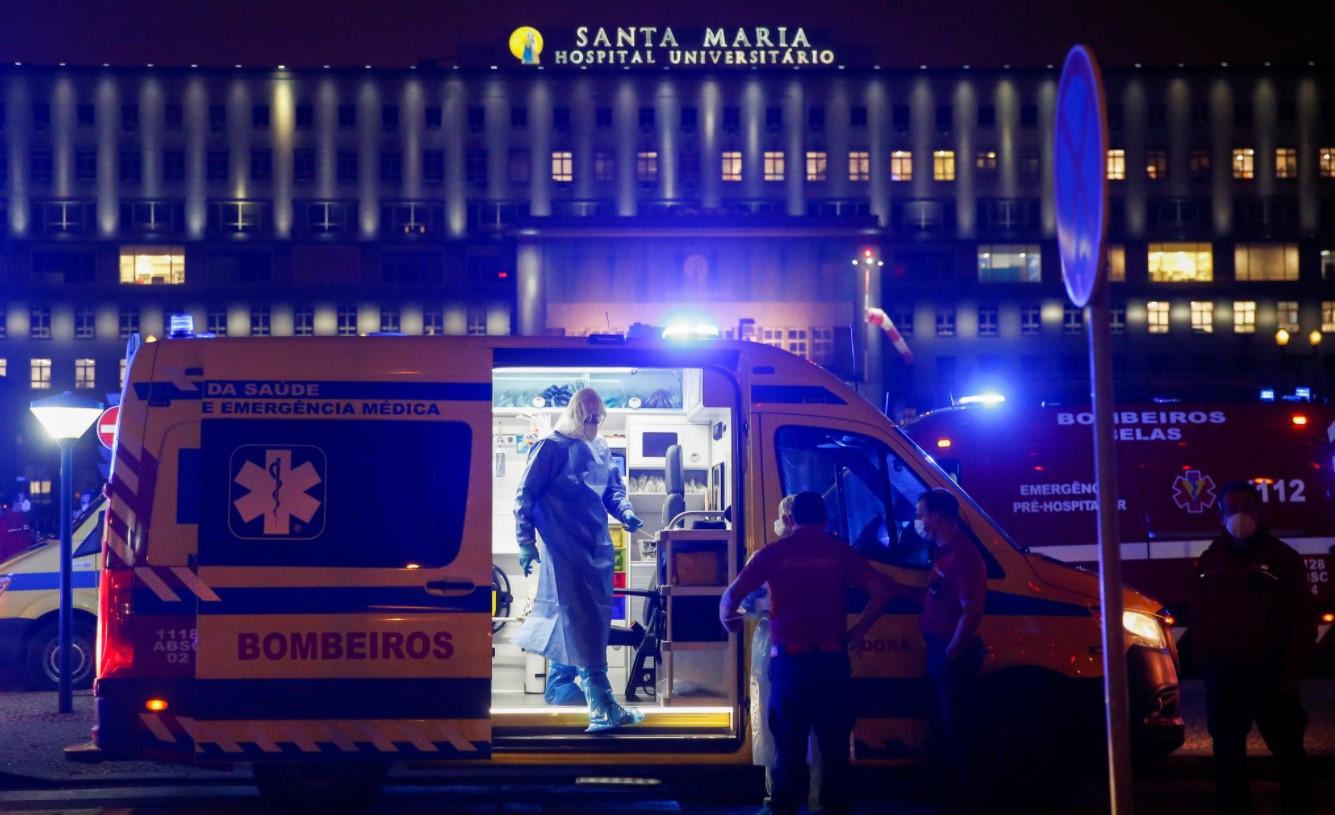 Medical personnel stand next to ambulances with COVID-19 patients as they wait in the queue at Santa Maria hospital, amid the coronavirus disease (COVID-19) pandemic in Lisbon, Portugal, January 27, 2021. - Avaz