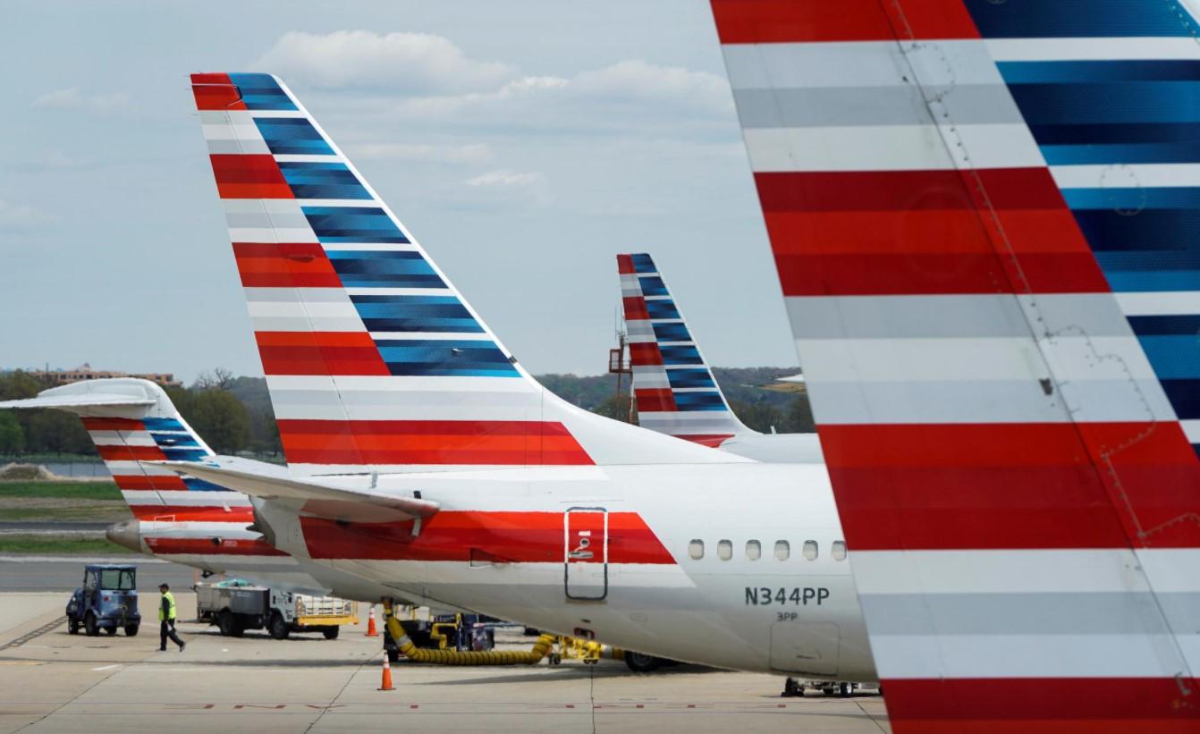 A member of a ground crew walks past American Airlines planes parked at the gate during the coronavirus disease (COVID-19) outbreak at Ronald Reagan National Airport in Washington, U.S., April 5, 2020. - Avaz