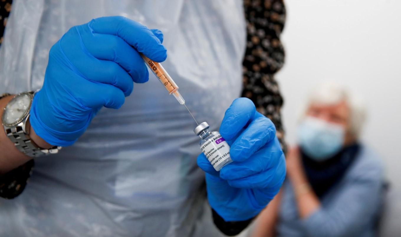 A health worker fills a syringe with a dose of the Oxford/AstraZeneca COVID-19 vaccine at the Appleton Village Pharmacy, amid the coronavirus disease (COVID-19) outbreak, in Widnes, Britain, January 14, 2021. - Avaz